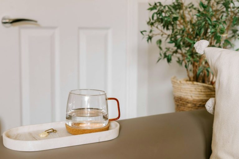 Voedingssupplementen en glas water als ondersteuning bij hormoonbalans